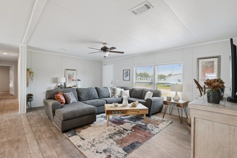 25 c 240 valuhomes 28724p living room005 web 1758145921166 810 11